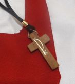 Cordão de cruz de madeira