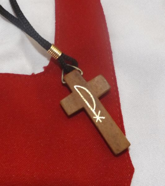 Cordão de cruz de madeira